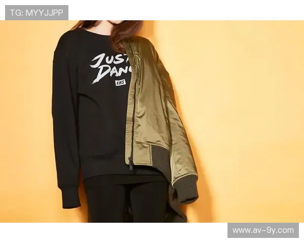 以足球玩偶帽子为灵感打造充满运动与童趣的创意时尚风 以足球玩偶帽子为灵感打造充满运动与童趣的创意时尚风